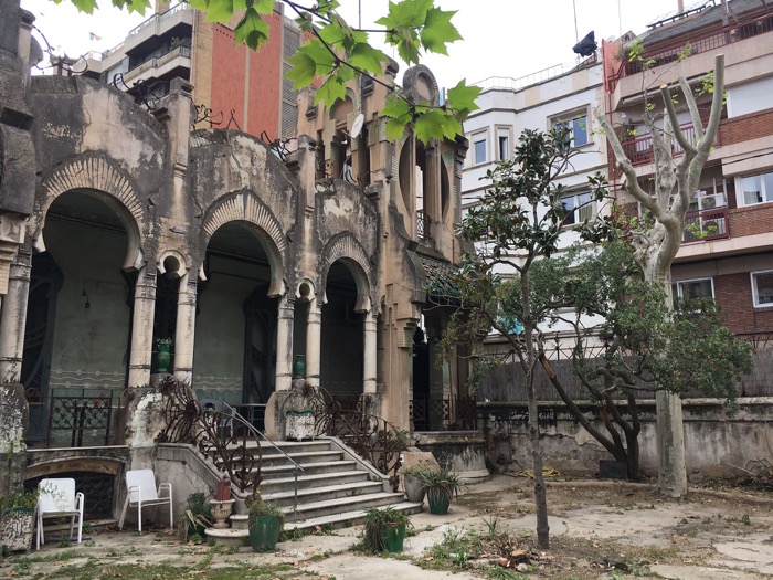 Mantenimiento del arbolado en un jardín abandonado en Barcelona